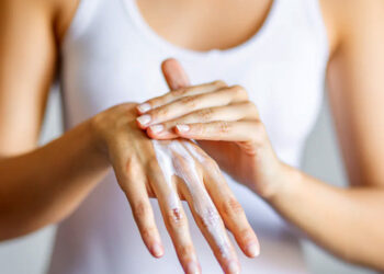 Manos femeninas con más bacterias