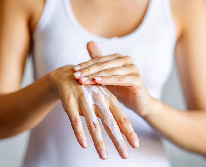 Manos femeninas con más bacterias