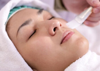 Protocolo facial Reveal Peel Mask con efecto flash