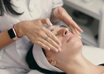 Protocolo facial Reveal Peel Mask con efecto flash