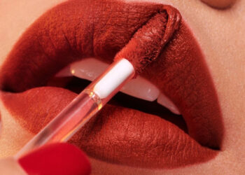 MAQUILLAJE DE LABIOS