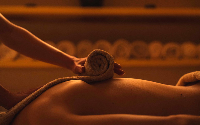 Masaje Laken con toallas calientes