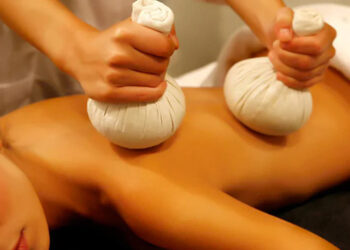 Técnica del masaje con pindas: una combinación de manos, piel, hierbas y aromas