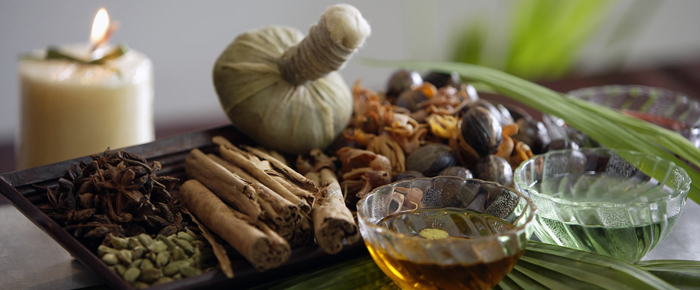 Técnica del masaje con pindas: una combinación de manos, piel, hierbas y aromas