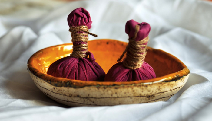 Técnica del masaje con pindas: una combinación de manos, piel, hierbas y aromas