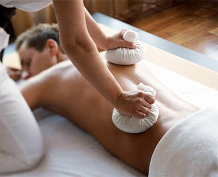 Técnica del masaje con pindas: una combinación de manos, piel, hierbas y aromas