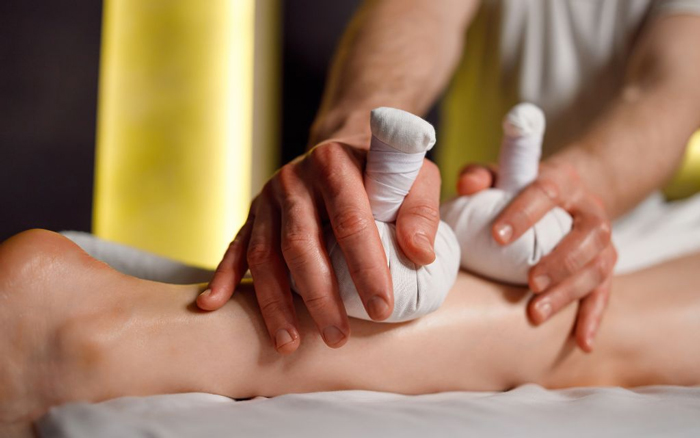 Técnica del masaje con pindas: una combinación de manos, piel, hierbas y aromas