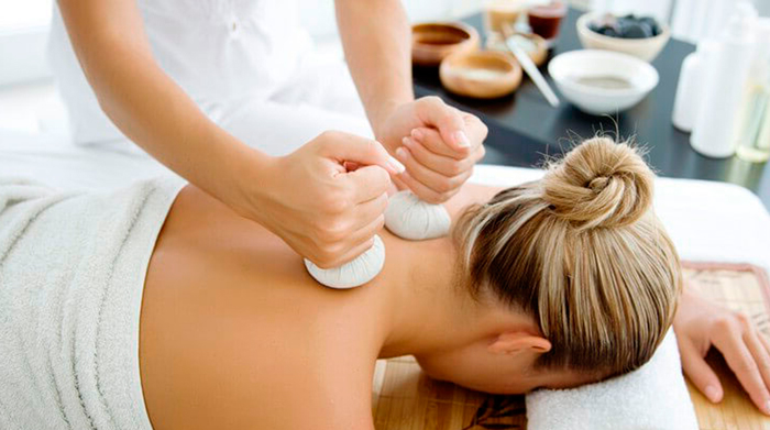 Técnica del masaje con pindas: una combinación de manos, piel, hierbas y aromas